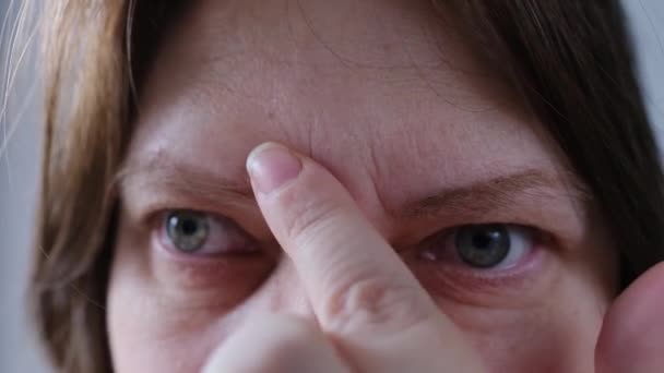 Teile Des Weiblichen Gesichts Nahaufnahme Ältere Frau Mit Falten Konzept — Stockvideo