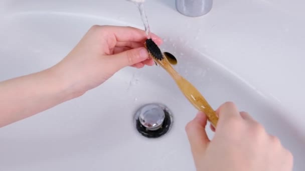 Menino Criança Anos Lava Uma Escova Dentes Sob Água Corrente — Vídeo de Stock