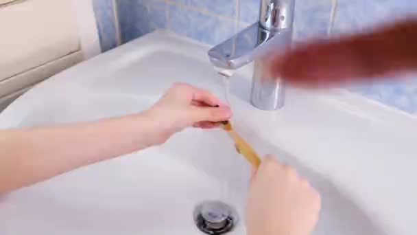 Garçon Enfant Ans Lave Une Brosse Dents Sous Eau Courante — Video