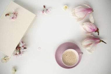 Güzel renkli dokular, tasarım için hassas pembe arka plan, kartpostallar, tatilde tebrik konsepti, anneler günü.