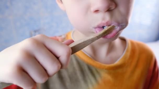 8岁的孩子勤勤恳恳地刷着牙齿和彩色儿童牙膏 牙观念 口腔卫生 每天早上的例行公事 — 图库视频影像