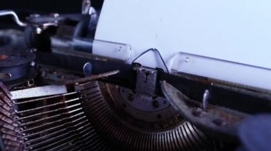 Masadaki eski daktilo, metin için boş beyaz sayfa, maket, retro tarzı, yazar, gazeteci, seçici odaklanma kavramı