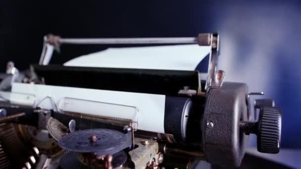 Старая Пишущая Машинка Столе Чистый Белый Лист Текста Макет Ретро — стоковое видео