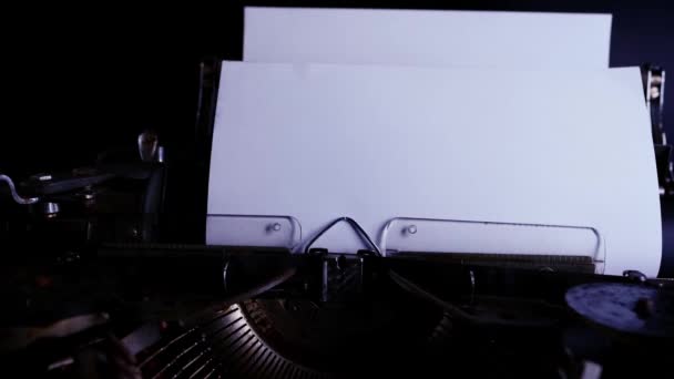 Старая Пишущая Машинка Столе Чистый Белый Лист Текста Макет Ретро — стоковое видео