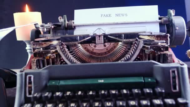 Stara Maszyna Pisania Stole Słowa Fałszywe Wiadomości Wydrukowane Papierze Dużych — Wideo stockowe