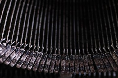 Masadaki eski daktilo, sahte haberler kağıda büyük boyutta basılıyor, retro tarzı, iş ve hayatı düzenlemek için yapılacaklar listesi