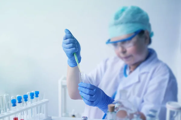 Female Scientist Laboratory Assistant Researches Dna Test Laboratory Researches Vaccine — Stock Photo, Image