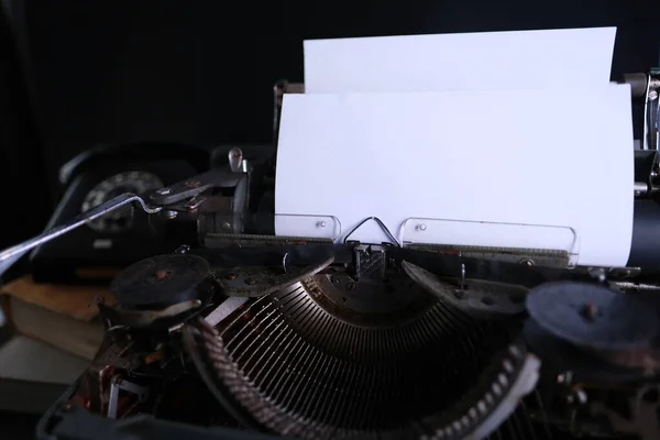 Старая Пишущая Машинка Столе Чистый Белый Лист Текста Макет Ретро — стоковое фото