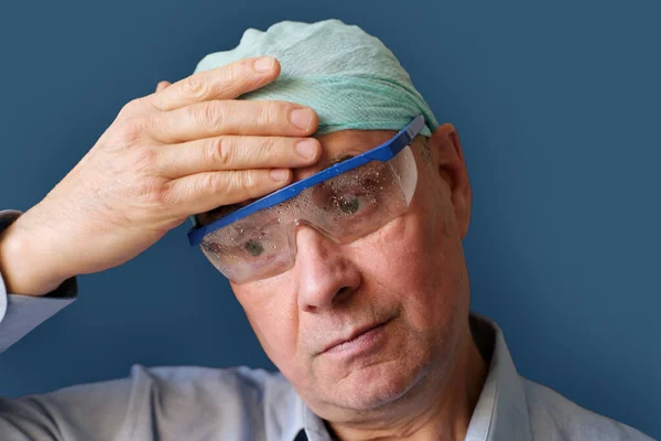 Idoso Cansado Médico Masculino Óculos Boné Está Esfregando Seu Rosto — Fotografia de Stock