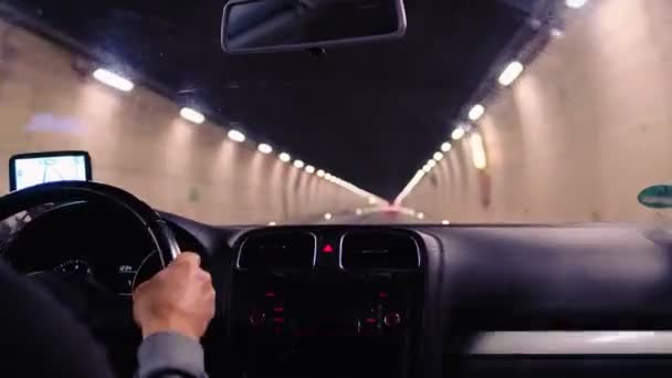 Водитель Автомобиля Проезжающий Через Длинный Светящийся Туннель Швейцарских Горах Избирательный — стоковое видео
