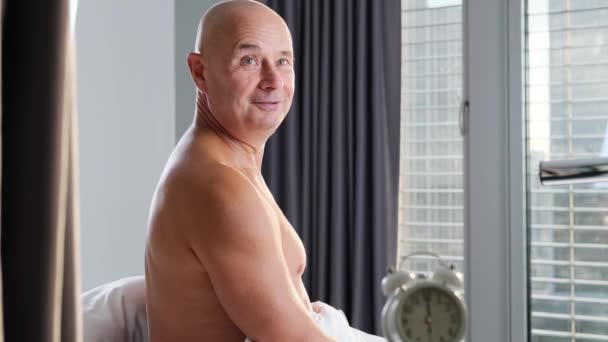 Alter Starker Mann Sitzt Bett Auf Weißer Bettwäsche Macht Körperliche — Stockvideo