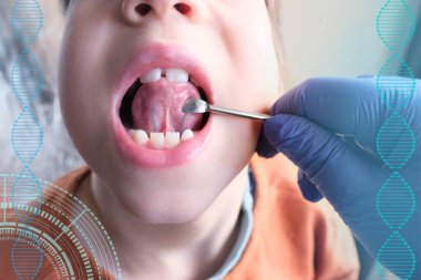 Dişçi, doktor küçük bir hastanın ağız boşluğunu, dilin cinnet süresini, çocuk, çocuk ağız için eklem egzersizleri, konuşma bozuklukları, düzeltme...