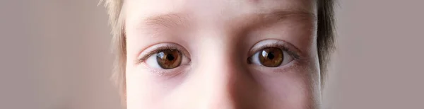 Niño Niño Parte Cara Ojos Divertidos Cerca Mirando Directamente Concepto —  Fotos de Stock