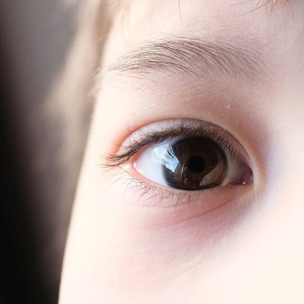 Część Twarzy Dziecka Ludzkie Oko Patrzące Kamerę Koncepcja Obserwacji Podglądania — Zdjęcie stockowe