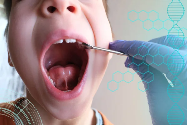 Dentista Médico Examina Cavidade Oral Paciente Pequeno Molares Crescem Menino — Fotografia de Stock