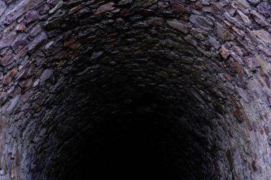 Derin taş kuyusu, eski zindan, eski kale iletişimi konsepti, yeraltı hapishanesi, insan yerleşimlerinin tarihi