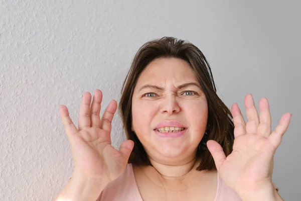 Mulher Idosa Choque Levantou Mãos Emoções Brilhantes Seu Rosto Conceito — Fotografia de Stock
