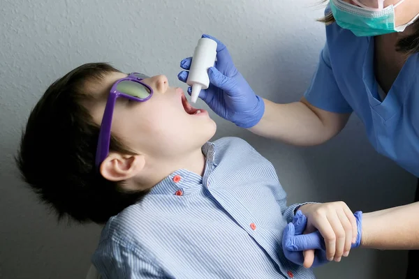 Tandläkare Läkare Droppar Bedövningsmedel Munnen Små Patienter Kindtänder Växa Pojke — Stockfoto
