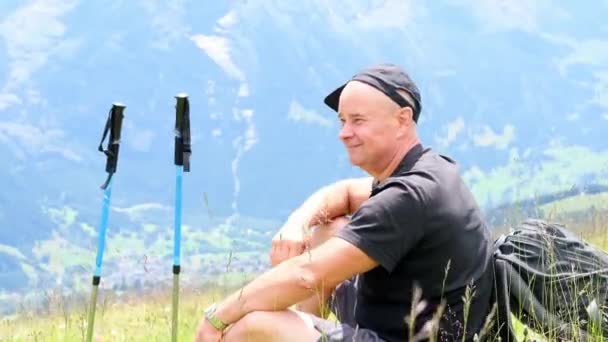 Turista Masculino Sienta Una Parada Las Montañas Disfrutando Vista Los — Vídeos de Stock