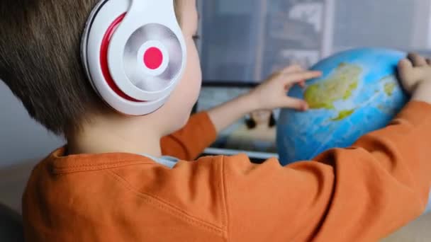 Dziecko Lat Pisze Rysuje Notebooku Odrabiając Pracę Domową Przed Laptopem — Wideo stockowe