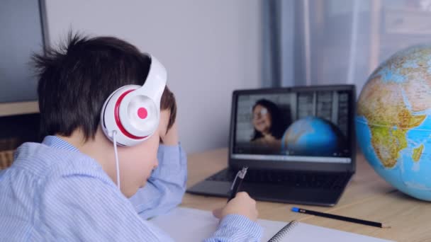 Çocuk Defterine Yazar Çizer Dizüstü Bilgisayarın Önünde Ödev Yapar Ekrandaki — Stok video