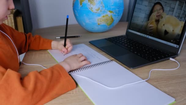 Criança Anos Escreve Desenha Caderno Fazendo Lição Casa Frente Computador — Vídeo de Stock