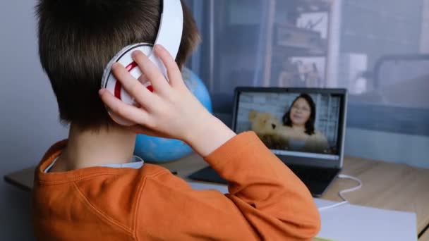 Schoolkind Kind Jaar Oud Doet Zijn Online Schoolklassen Hij Heeft — Stockvideo