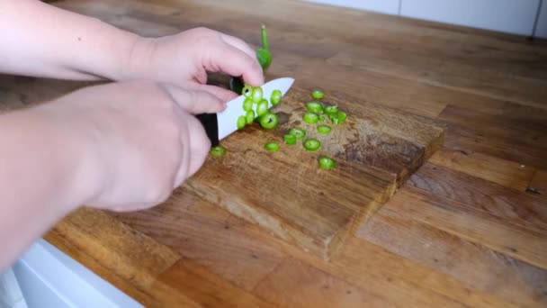 Mãos Femininas Cortadas Fatias Finas Páprica Pimentas Uma Mesa Madeira — Vídeo de Stock