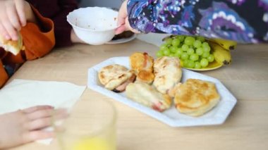 6-7 yaş arası çocuk bir tabak makarnadan yemek yer ve portakal suyuyla içer. İştah kavramı, bebek maması.