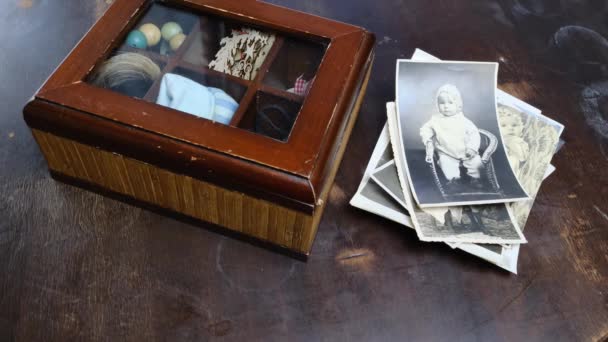 女性的手在一个古老的木盒 一堆复古的照片 1960年的旧照片 家谱的概念 与祖先的联系等中对心灵的记忆进行着分类 — 图库视频影像
