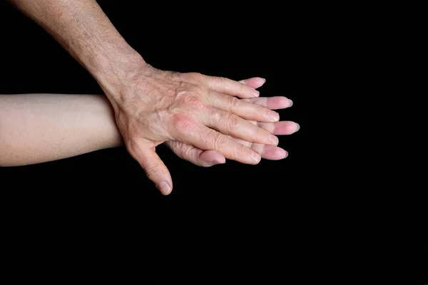 男性と女性の手を黒の背景に しわと静脈を持つ古い皮膚 健康の概念 年齢関連の変化 愛のカップルの優しい関係 孤立したイメージ — ストック写真