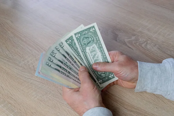 古い男性の手は紙幣を手に持ち現金支払い貯蓄という概念を数え — ストック写真