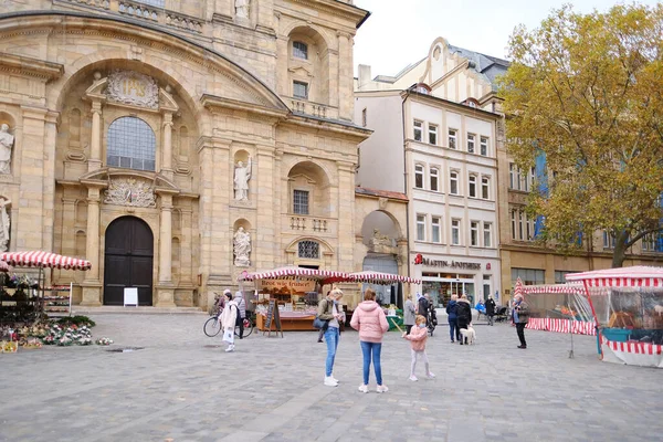 Beaucoup Gens Masqués Marche Dans Les Rues Une Ville Européenne — Photo