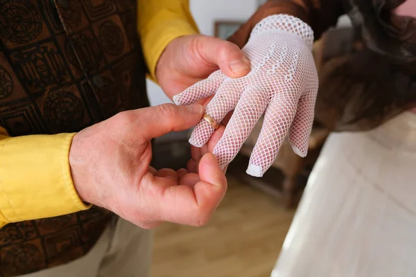 Die Hand Des Mannes Legt Einen Goldenen Ehering Auf Den — Stockfoto