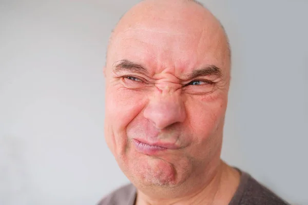 欧洲老人的面部特写 老化皮肤上的皱纹 咬牙切齿 做出鬼脸 心理健康的概念 美容术 与年龄有关的变化 — 图库照片