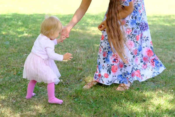Woman Long Dress Mom Teaches You Walk Little Kid Girl — Stock Photo, Image