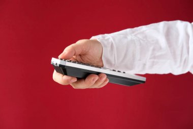 Kadın eli uzaktan kumanda, TV kumandası, müzik aletlerinin düğmesine basıyor, modern teknoloji kavramına.