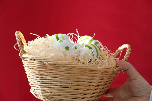 Tangan Perempuan Memegang Keranjang Wicker Dengan Warna Easter Telur Dengan — Stok Foto