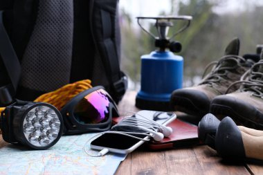 akıllı telefon, saat, yürüyüş botları, kamera, sırt çantası, dünyayı dolaşma konsepti, aktif yaşam tarzı