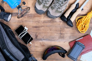 akıllı telefon, saat, yürüyüş botları, kamera, tasarımcı için yer, turistik şeyler, dünyayı dolaşma konsepti, aktif yaşam tarzı