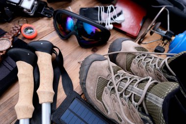 Akıllı telefon, saat, yürüyüş botları yakın plan, kamera, pusula, sırt çantası, dünyayı dolaşma konsepti, aktif yaşam tarzı