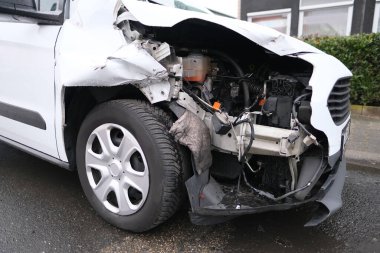 Beyaz arabanın önünde trafik kazası, yakın çekim, trafik ihlali, sarhoş sürücü, araç tamiri