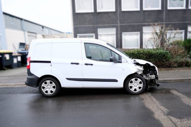 Beyaz arabanın önünde trafik kazası, trafik ihlali, sarhoş sürücü, araba tamiri