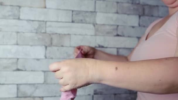Γυναίκα Κρατώντας Μετάξι Ροζ Γυναικεία Εσώρουχα Στα Χέρια Πλεκτά Εσώρουχα — Αρχείο Βίντεο