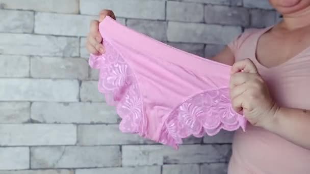 Kobieta Trzymająca Jedwabne Różowe Damskie Majtki Rękach Bieliznę Dzianin Koncepcję — Wideo stockowe