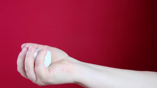 Γυναικείο Χέρι Κρατώντας Ένα Μικρό Λευκό Κουμπαρά Για Κέρματα Κόκκινο — Αρχείο Βίντεο
