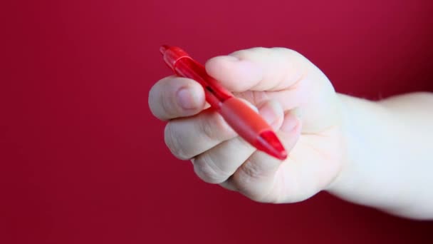 Kobieta Trzyma Daje Długopis Czerwonym Tle Koncepcja Podpisu Dokumentach Wypełnienie — Wideo stockowe