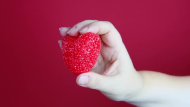 Kvinnlig Hand Håller Rött Hjärta Modell Symbol För Kärlek Begreppet — Stockvideo