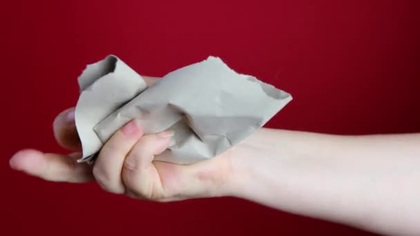 Vrouwelijke Hand Kreukelgrijs Inpakpapier Rode Achtergrond Concept Van Nervositeit Psychologisch — Stockvideo