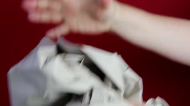 Papel Embrulho Cinza Crumple Mão Feminina Fundo Vermelho Conceito Nervosismo — Vídeo de Stock